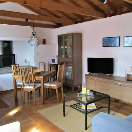 Casas De Lava Дом отдыха Ribeirinha (Pico Island)